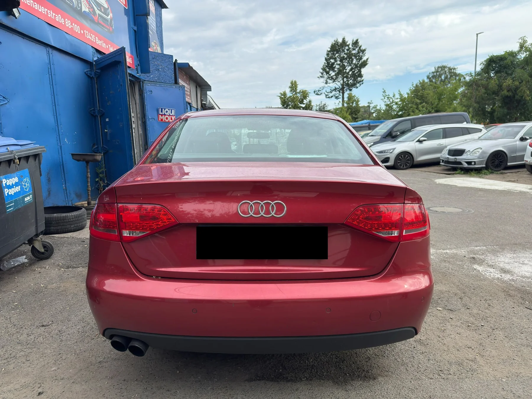 Anonymisierter Audi A4 mit Streifschaden am hinteren Stoßfänger