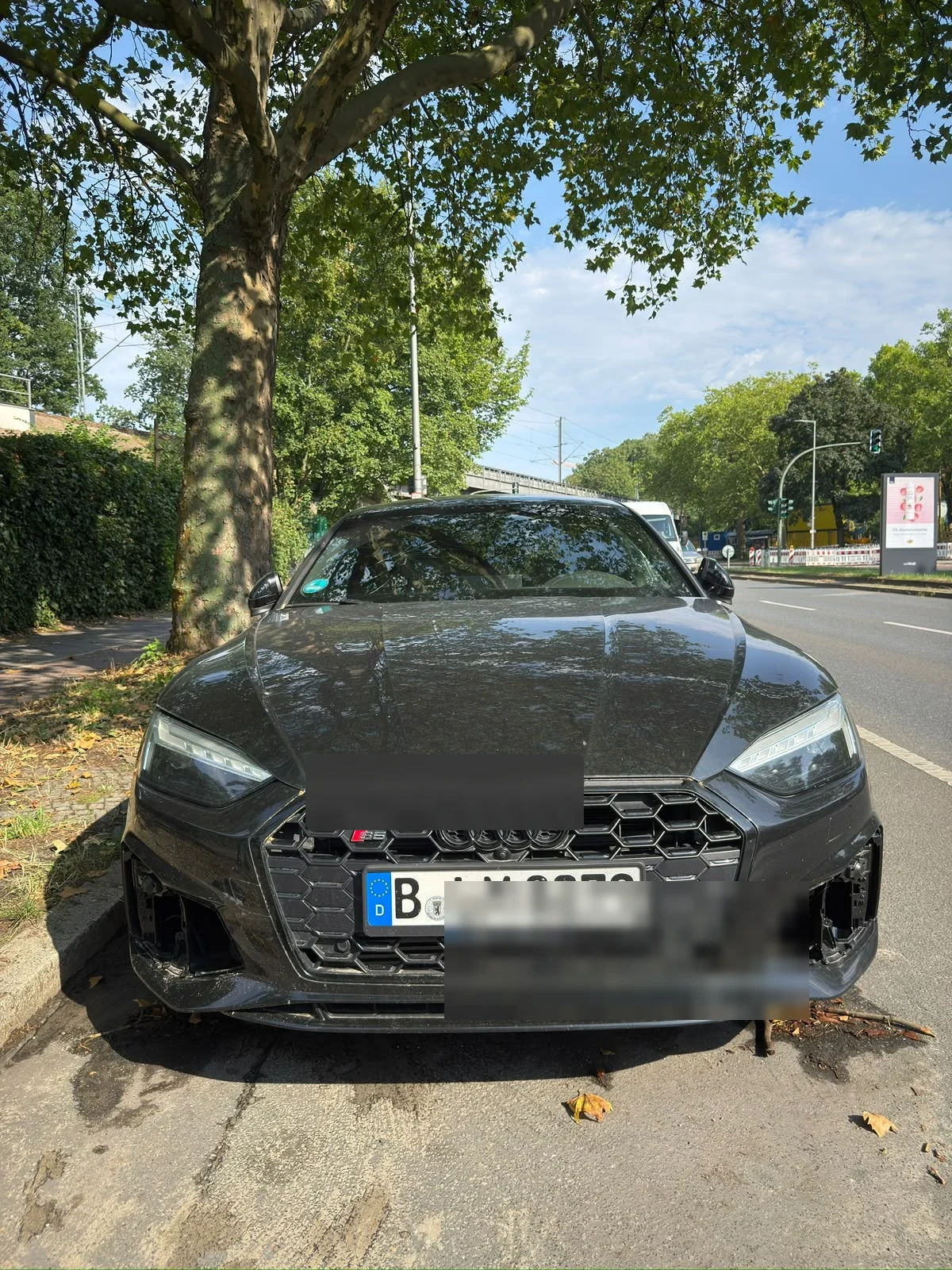 Audi S5 mit beidseitig offenen Stoßfängerbereichen