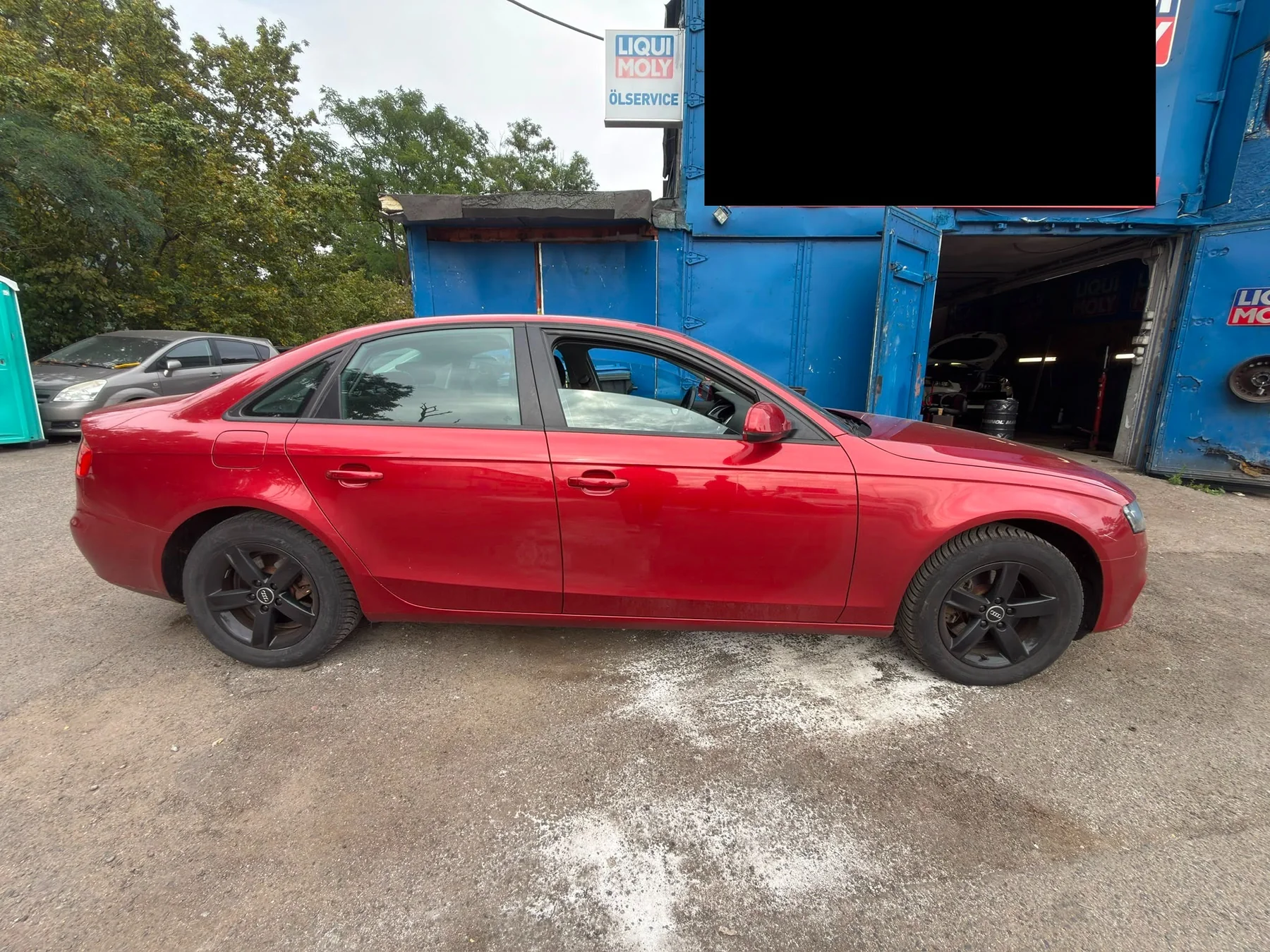 Seitenansicht des Audi A4 bei der Schadenaufnahme