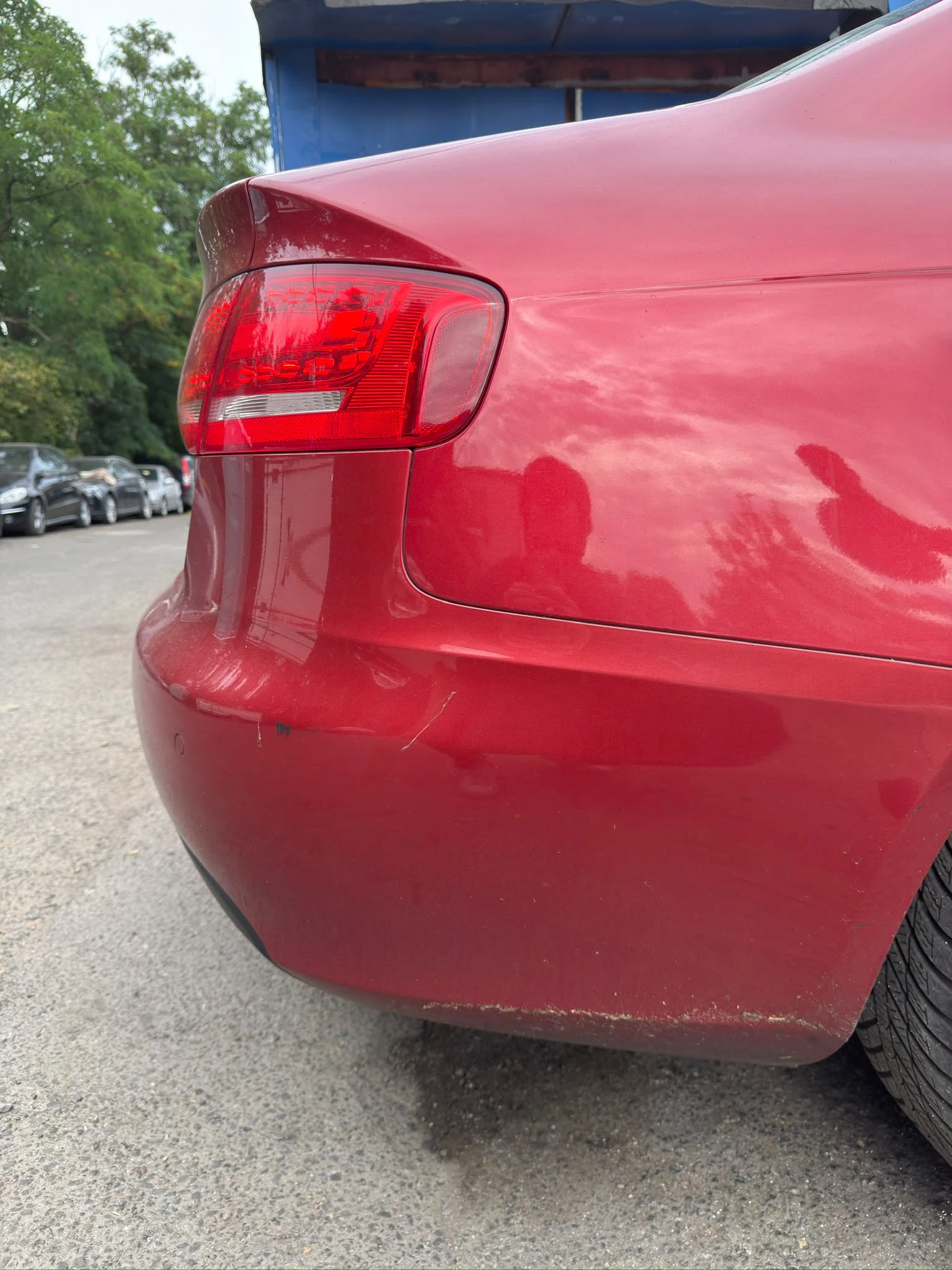 Detailaufnahme der Kratz- und Schürfspuren am hinteren Stoßfänger des Audi A4