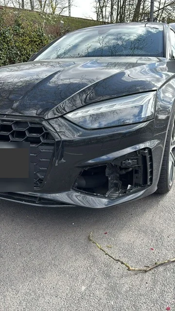 Detailaufnahme des linken Frontbereichs am Audi S5 nach Fehlen des ACC-Radarsensors