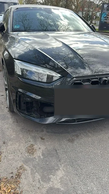Detailaufnahme des rechten Frontbereichs am Audi S5 nach Fehlen des ACC-Radarsensors