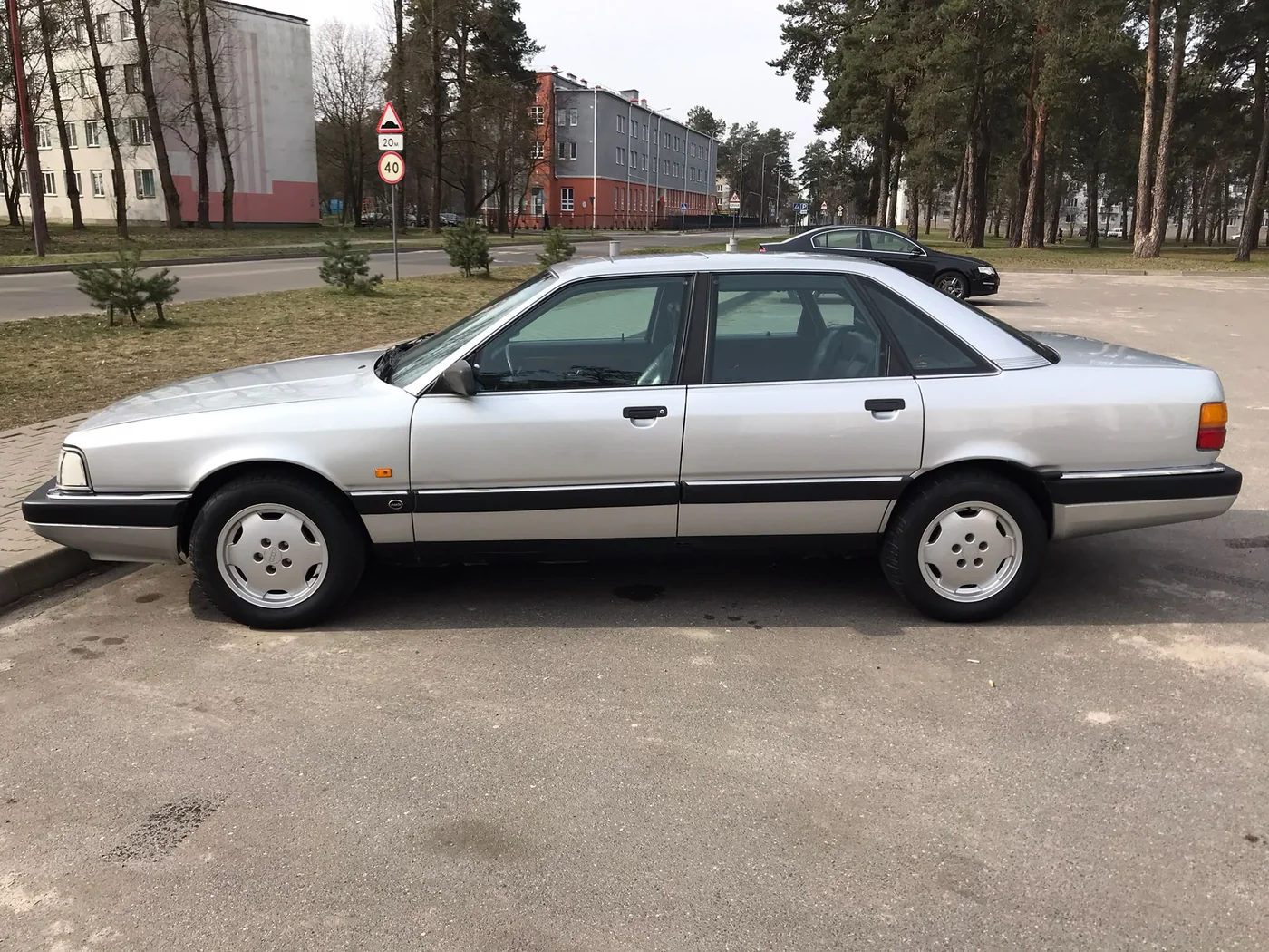 Противоположный боковой вид Audi 200 quattro 20V